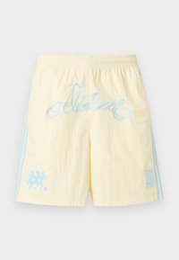 Κίτρινο μαγιό βερμούδα με ελαστική μέση, μπλε λωρίδες ως διακοσμητικά στοιχεία, κεντημένο όνομα της μάρκας και παιχνιδιάρικο γραφικό σχέδιο στο κάτω αριστερό μέρος.