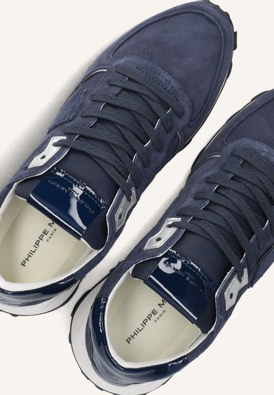 Baskets en suede marine avec des accents en vernis lisse, lacets plats et semelle intérieure rembourrée avec des détails de logo. Semelle extérieure en caoutchouc pour l'adhérence.