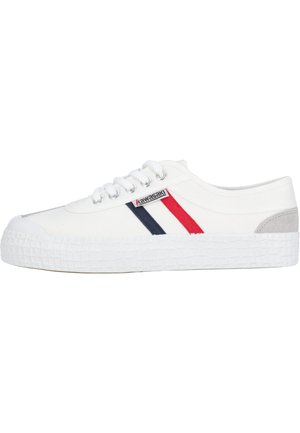 Sneaker bianche in tela con strisce rosse e blu navy sui lati, suola in gomma bianca testurizzata e occhielli metallici per i lacci.