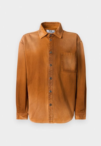 Pruun pikade varrukatega nööbitav särk, millel on krae ja rinna tasku, esitletud valge neutraalse taustaga.