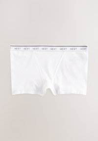 Fehér férfi boxeralsó szürke rugalmas derékpánttal, amin ismétlődő „NEXT” logó található, világosszürke háttéren laposan elhelyezve.