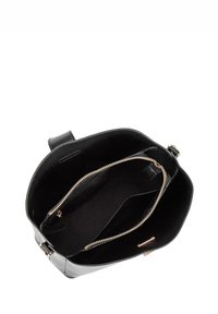 Borsa a mano in pelle nera con compartimento principale con zip, due tasche interne, superficie liscia e dettagli in hardware dorato.