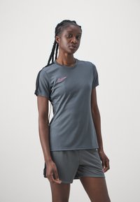 Nike Performance - ACADEMY 23 BRANDED - Sport T-shirt - iron grey black sunset pulse Miniatuurafbeelding 1