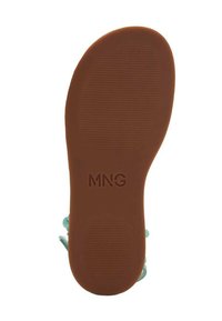 Brun gummisula med strukturerade ränder, med en grön accent och framträdande remmar, präglad "MNG"-logotyp under.