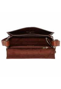 Borsa a tracolla in pelle marrone con un'esterno liscio, apertura superiore e una tasca interna con zip. Presenta una tracolla decorativa e una fodera interna discreta.