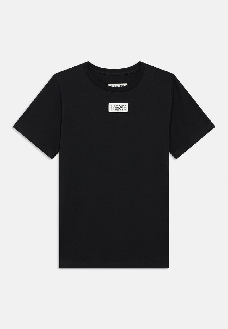 Čierne bavlnené tričko s okrúhlym výstrihom a krátkymi rukávmi. Na hrudi má malý potlačený štítok. Hladká textúra, voľný strih.