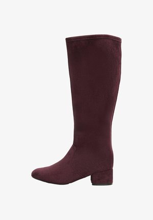 Burgundi színű, térdig érő csizmák puha bársonyból, lekerekített orral és alacsony, tömbsarkú kialakítással a stabilitás érdekében. Simább textúra, látható fémalkatrészek nélkül.