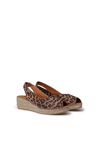 Wedge espadrilles con stampa leopardata, open toe, suola avvolta in juta e design con elastico sul retro. Fodera in pelle marrone e tessuto testurizzato.