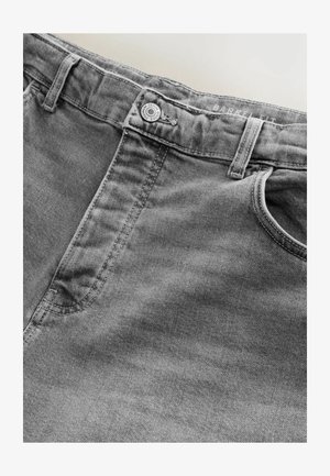 Graue Jeans aus Denim mit einem Knopf mit der Aufschrift "Premium Denim Goods", sichtbaren Gürtelschlaufen, einer Vordertasche und dem Text "BARREL FIT" auf dem inneren Bund.