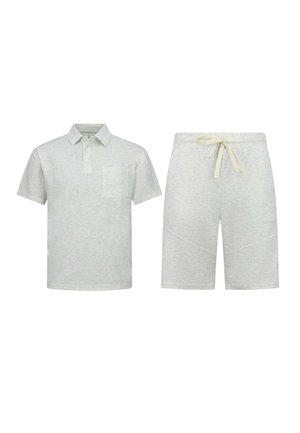 Lichtgrijs poloshirt met korte mouwen en zak en bijpassende short met trekkoord op een witte achtergrond.