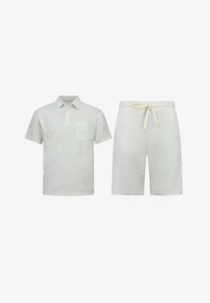 Lichtgrijs poloshirt met korte mouwen en zak en bijpassende short met trekkoord op een witte achtergrond.