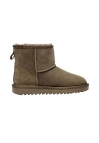 Botas de tobillo de ante marrón con un suave forro de borreguito, punta redondeada y suela de goma texturizada. Presentan una lengüeta en la parte posterior y costuras decorativas.