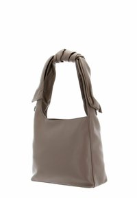 Sac à main en cuir beige avec une anse nouée, forme structurée, texture lisse et fermeture éclair sur un côté.