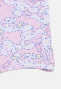 Ανοιχτό ροζ ύφασμα με σχέδιο από παιχνιδιάρικα κουνελάκια, αρκουδάκια, καραμέλες και σύννεφα σε μπλε και απαλά παστέλ χρώματα. Απαλό, υφασμένο υλικό.