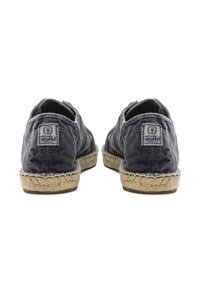 Szürke vászon espadrill, fonott juty talppal, varrott mintázattal és címkével a saroknál. Klasszikus slip-on stílus, laza lábbeli.