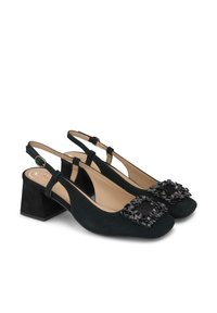 Zapatos slingback de ante negro con punta cuadrada, que presentan un adorno decorativo de joya negra en la parte frontal y un robusto tacón cuadrado.