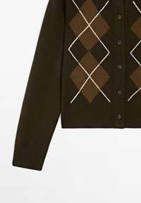 Brauner gestrickter Cardigan mit einem Rautenmuster in Brauntönen und Creme, mit Knopfverschluss und gerippten Bündchen.