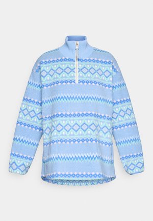 Lichtblauwe fleece pullover met een ritskraag, voorzien van geometrische patronen in donkerblauw, muntgroen en pastelroze. Zachte textuur.