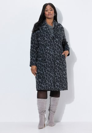 Cappotto con stampa leopardata in grigio, dal tessuto morbido, con maniche lunghe e colletto a scialle. Presenta tasche laterali e un design al ginocchio.