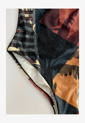 Én-dels badedragt med et farverigt, abstrakt design i mørkeblå, orange og sorte nuancer, som fremhæver teksturerede mønstre og kontrasterende syninger.