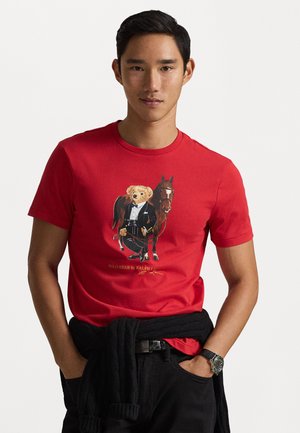 LUNAR NEW YEAR POLO BEAR T-SHIRT - Trükipildiga T-särk - red