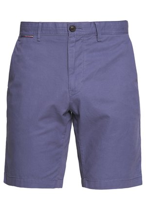 Spodenki męskie z lekkiej fioletowej tkaniny bawełnianej z zapinaniem na guzik, przednimi kieszeniami oraz ozdobnym przeszyciem wzdłuż krawędzi.