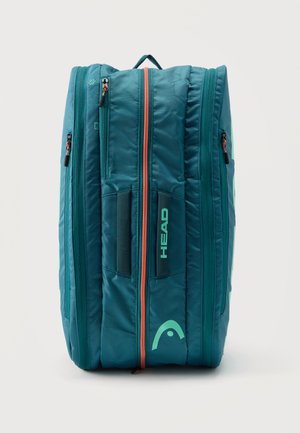 Bolsa de deporte de la marca HEAD en color verde azulado con múltiples compartimentos con cremallera y asas acolchadas, colocada verticalmente sobre un fondo blanco.