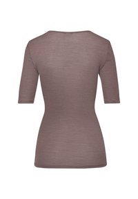 Top marrone a coste con design aderente, maniche 3/4 e scollatura ampia. Texture liscia senza motivi o decorazioni visibili.