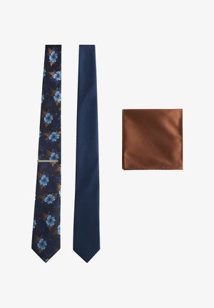 Due cravatte—una blu scuro con fiori blu e foglie marroni, l'altra blu con punti arancioni—e un fazzoletto da taschino piegato marrone.