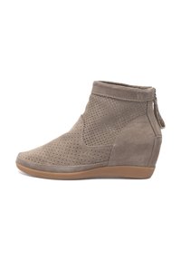 Botte cheville en suede gris avec un design perforé, talon compensé, bout rond et une languette en tissu à l'arrière pour une facilité d'enfilage.