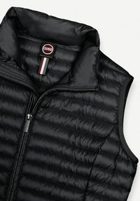 Črna prešita brezrokavnik jakna z zadrgo spredaj in oznako COLMAR Originals blizu ovratnika.