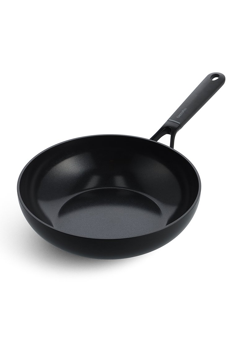 Antiaanbakkoekenpan met een zwarte, gladde binnen- en buitenkant, ronde vorm en een stevige handgreep voor een gemakkelijke grip en bediening.