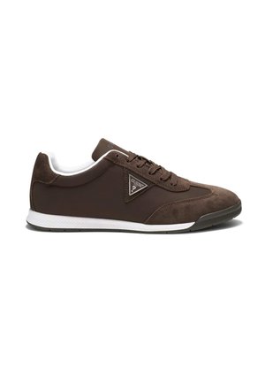 Sneaker marrone basso con suola bianca, chiusura frontale con lacci, punta e tallone in suede e logo triangolare Guess sul lato.