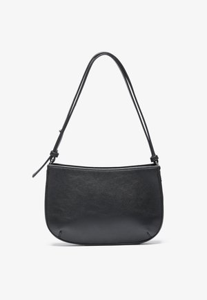 Čierna kožená taška cez rameno s hladkou textúrou, zakriveným tvarom a jedným nastaviteľným popruhom. Minimalistický dizajn bez viditeľného kovania.