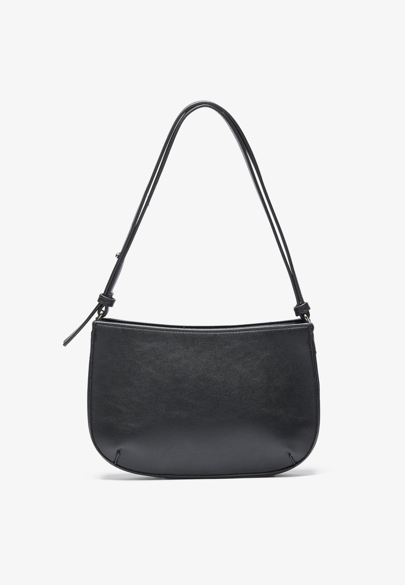 Bolsa de ombro em couro preto com uma textura suave, forma curvada e uma alça ajustável única. Design minimalista sem hardware visível.