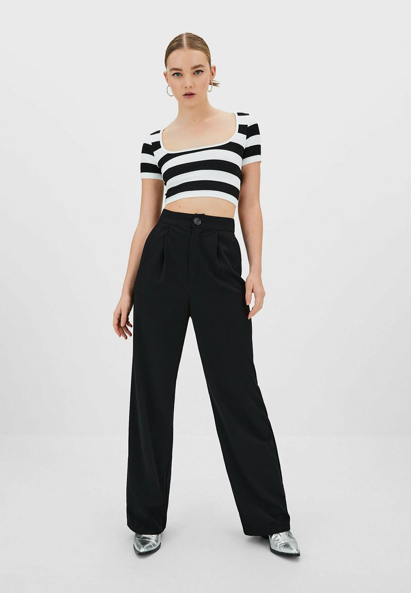 Damen T-Shirts | Stradivarius NAHTLOSES MIT KASTENFÖRMIGEM AUSSCHNITT T-Shirt print white/weiß - JX52240 Damen T-Shirts | Stradivarius NAHTLOSES MIT KASTENFÖRMIGEM AUSSCHNITT T-Shirt print white/weiß - JX52240