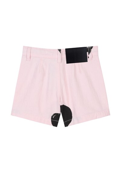 Shorts in cotone rosa con un motivo astratto nero, una vita piatta con un'etichetta nera testurizzata e un taglio classico.
