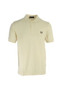 Polo shirt giallo pallido in cotone; presenta una chiusura a tre bottoni e un piccolo logo ricamato in rosso scuro sul petto sinistro.