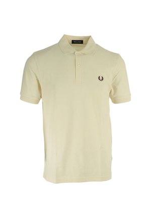 Polo shirt giallo pallido in cotone; presenta una chiusura a tre bottoni e un piccolo logo ricamato in rosso scuro sul petto sinistro.