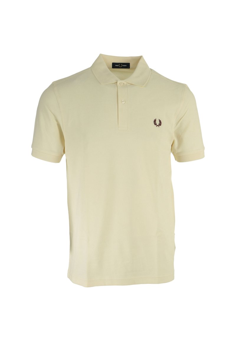 Polo shirt giallo pallido in cotone; presenta una chiusura a tre bottoni e un piccolo logo ricamato in rosso scuro sul petto sinistro.