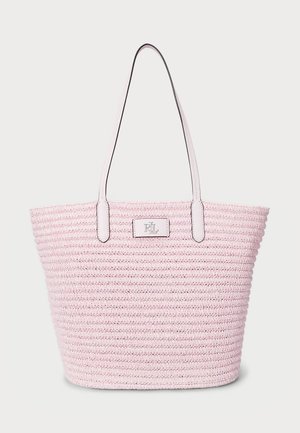 Rožinė pintinė rankinė su tvirtais rankenomis ir sidabriniu logotipu. Savybė yra tekstūruotas paviršius, atvira viršutinė dalis ir erdvi vidinė erdvė.