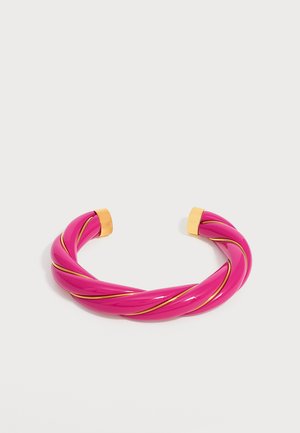 Bracelet manchette rose torsadé avec des bords dorés et de fines touches dorées, ouvert sur fond blanc.