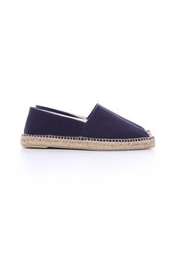 Espadrilles de lienzo navy con punta redondeada, suela de yute y agujeros laterales elásticos para mayor comodidad. Diseño ligero y flexible.