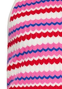 Tessuto lavorato a maglia multicolore con un motivo a zigzag in rosso, rosa, bianco e blu, caratterizzato da una texture a costine e larghezze di strisce variabili.