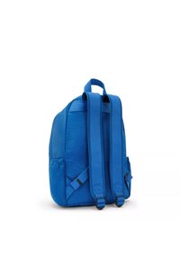 Blå ryggsäck tillverkad av slitstarkt tyg, med justerbara remmar, ett handtag på toppen och sidofickor för förvaring.