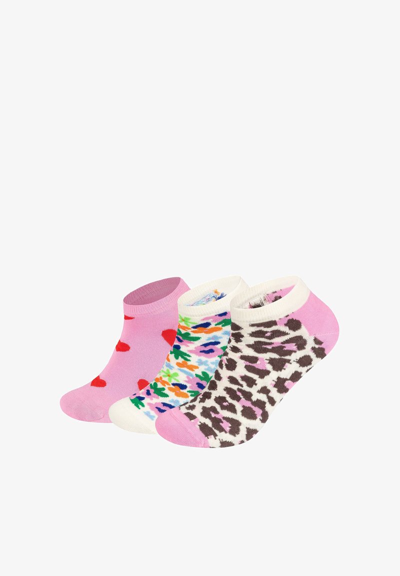 Drei Paare Knöchelsocken: ein einfarbiger pinker mit roten Herzen, ein mehrfarbiges Blumendesign und ein crema-farbener mit braunen Leopardenflecken, alle mit pinkem Saum.