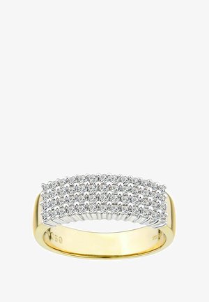 Geelgouden ring met een brede, platte bovenkant versierd met meerdere ronde, heldere stenen in een roosterpatroon, met een gladde gepolijste band.