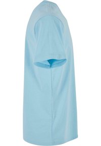 T-shirt en coton bleu clair avec un col rond, des manches courtes et une coupe décontractée. Présente des coutures plates et un ourlet droit.