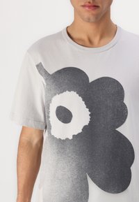 Marimekko VIHNE UNIKKO PLACEMENT UNISEX - T-shirts med print - grey