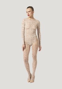 Body nudo con maniche lunghe, caratterizzato da un motivo a leopardo bianco. Il materiale sembra trasparente con un design aderente. Scarpe con tacco alto.